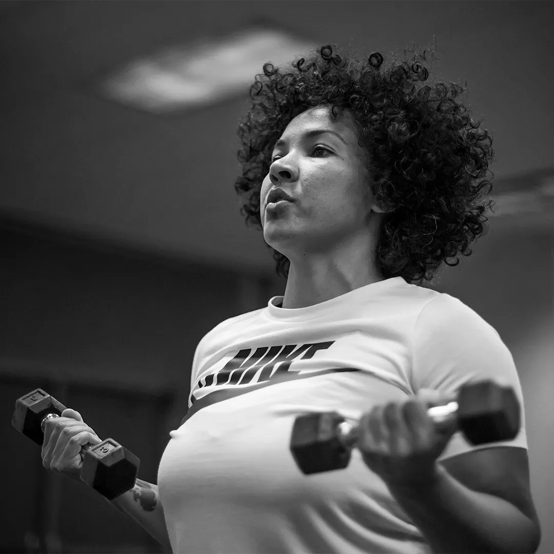 woman lifting dumbbells