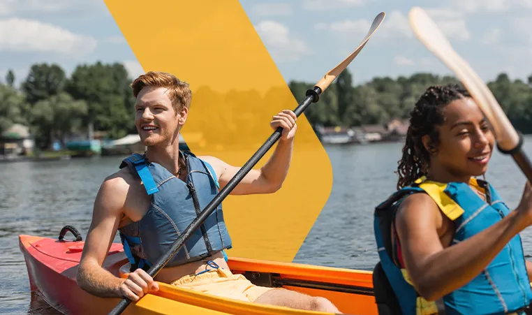 2 friends canoeing in a lake