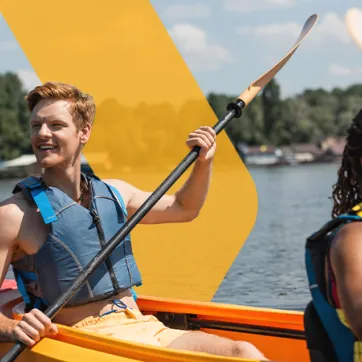 2 friends canoeing in a lake